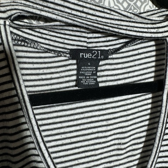 Rue 21 Cute Shirt - Picture 2 of 2